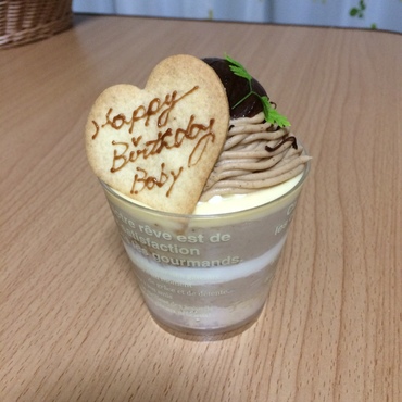 近所のケーキ屋さんで、ベイビーの誕生記念に買いました。また明日、3日目の様子をアップします。