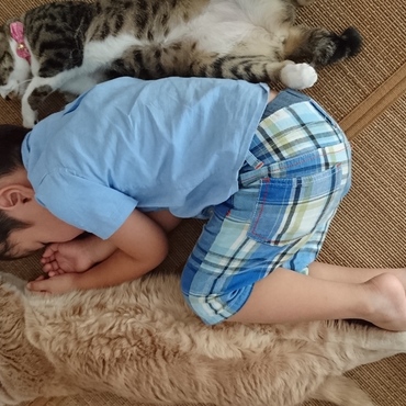 末っ子のお世話をするお二人さん