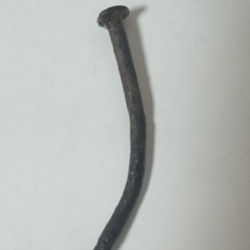 庭ハウスに釘刺しイタズラ、誰の仕業？