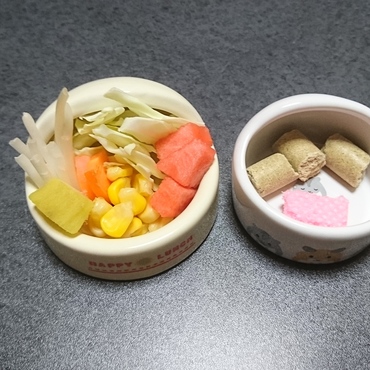 今日(7/31）の食事【ﾍﾟﾚｯﾄ、ｲﾁｺﾞﾊﾟﾌ、ｷｬﾍﾞﾂ、ｺｰﾝ、もやし、人参、茹でたｻﾂﾏｲﾓ、スイカ】スイカをﾓｸﾞﾓｸﾞしたあとは、ｽｲｶ、ｺｰﾝ、もやしをｹﾞｯﾄしてハウスへ
