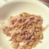 猫のまんま。つまりご飯。本日の献立は笹身とピュリナワンのサーモン味　シーバDuoのとろーり鰹フレーバーです。2匹共にペロリとたいらげました
