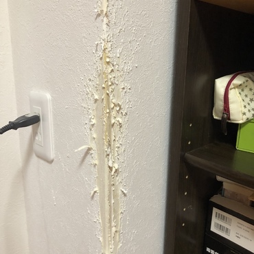 かわいそうな壁…至る所がこんな感じ〜〜