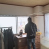 佇む人と猫。