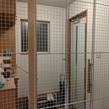 玄関の脱走防止扉①