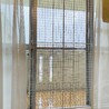 脱走防止用のフェンスを作ってみました。突っ張り棒、フェンスを結束バンドでしっかり固定しています。