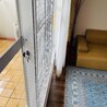 横から見るとこんな感じになっております。子猫でも入る事が出来ないよう限りなく網戸とフェスの間の隙間も詰めました。