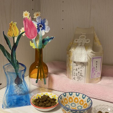 季節の変わり目のせいなのかお供えのお花を長持ちさせてあげるのがなかなか難しくて、大好きなお店で紙のお花をたくさんゲット。あぽくんに日替わりで組み合わせて生けてあげよう。