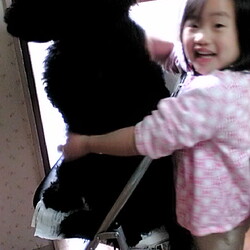 台所で家族とともに