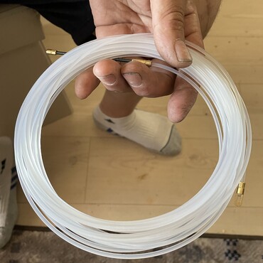 壁の中に線とか引っ張って通すやつ。某t○muで300円w 我が家の猫DIYはte○u工具多用です、安いもん！