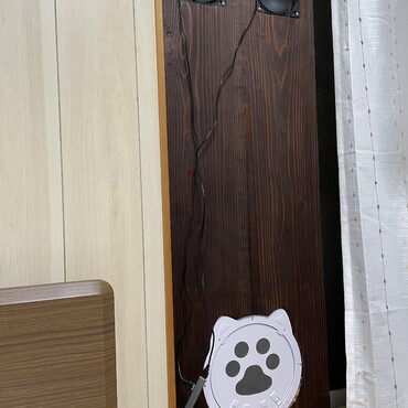 第一猫デッキへ出る扉を作り直しました。換気扇付きです（笑）