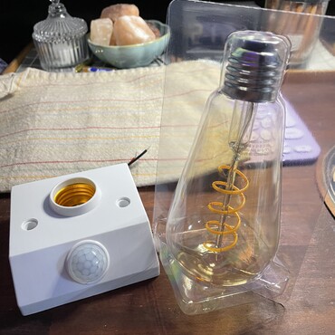 standard productsで買ってみたLED電球。琥珀色ですと。猫部屋のどこかに使ってみる！
