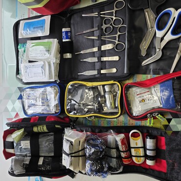 縫合糸はモノ・ブレード共に非吸収の細いやつ、止血鉗子は小さい器具を加工