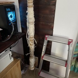 トムさん、猫飼いとは縄巻きと闘う者